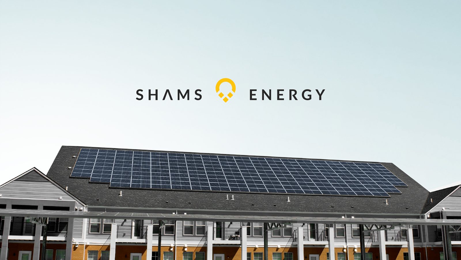 Logo Shams Energy di atas atap panel surya